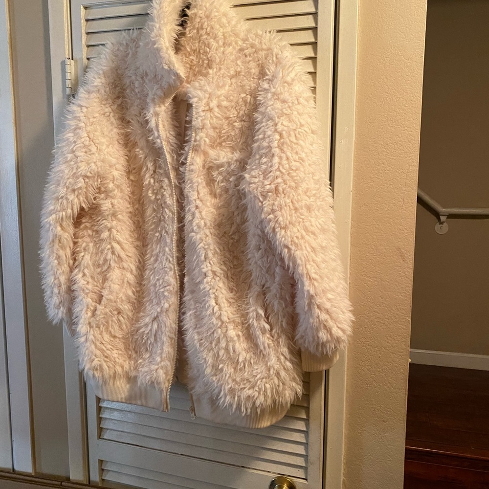 American Eagle white fluffy jacket. Size M